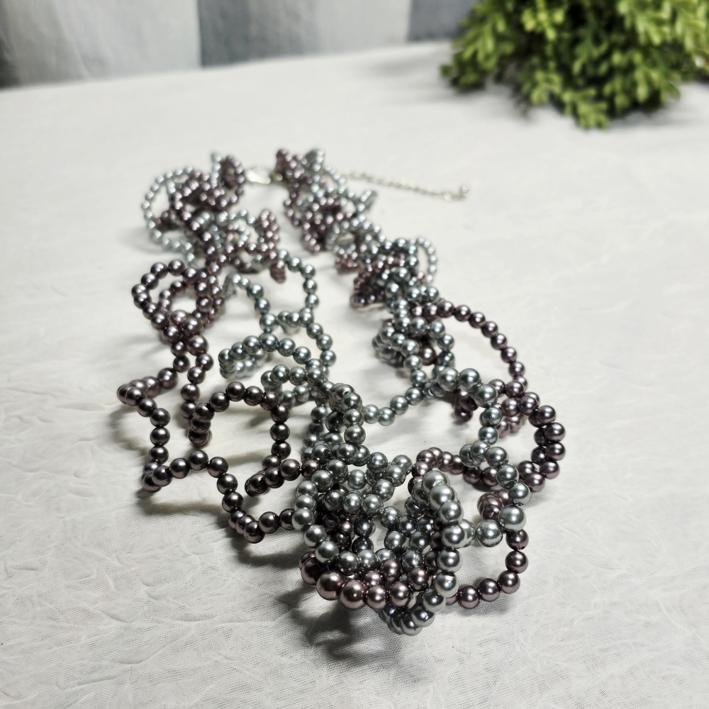 $1 with $5+ bundle•Grey and black necklace with clasp closure 0806